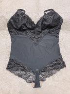 Bodysuit met tailleversmallende kant