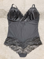 Bodysuit met tailleversmallende kant