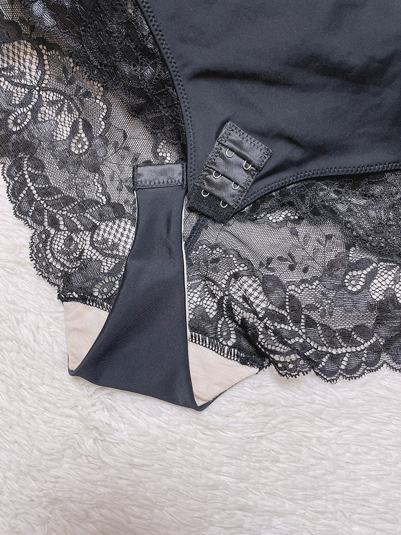 Bodysuit met tailleversmallende kant