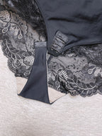 Bodysuit met tailleversmallende kant