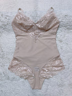 Bodysuit met tailleversmallende kant