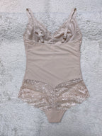 Bodysuit met tailleversmallende kant